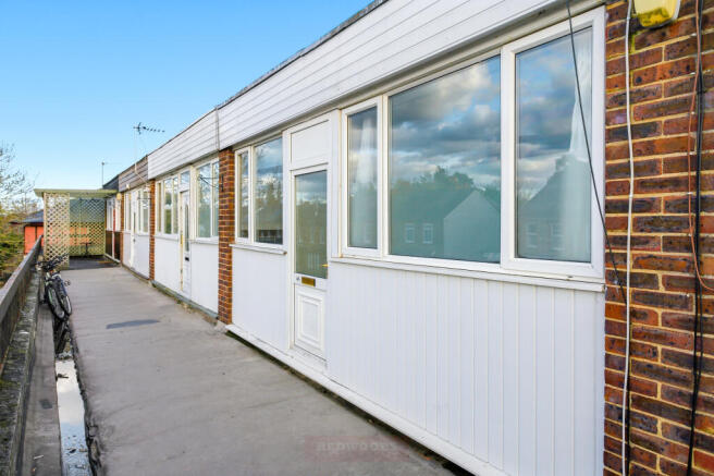 2 bed property, in Old Windsor, £220,000