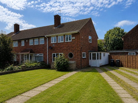 2 bed property, in Admington Road, £210,000