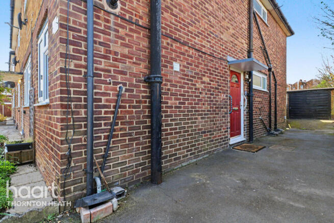 2 bed property, in Kemsing Close, £325,000
