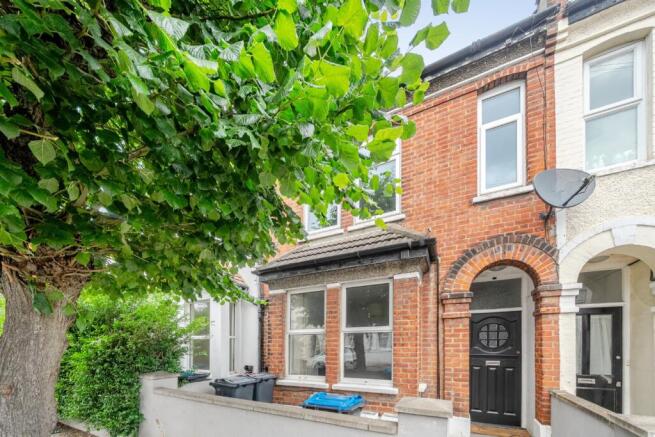 2 bed property, in Pitcairn Road, £290,000