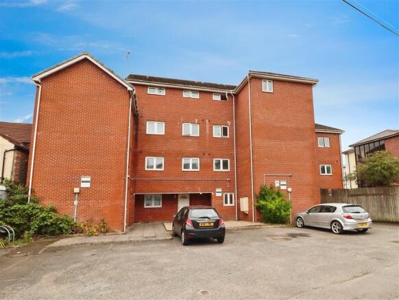 1 bed property, in Broadway, £70,000