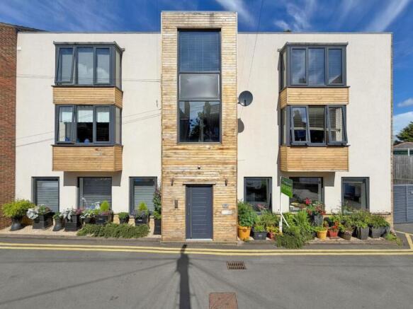 2 bed property, in Back Dragon Parade, £250,000