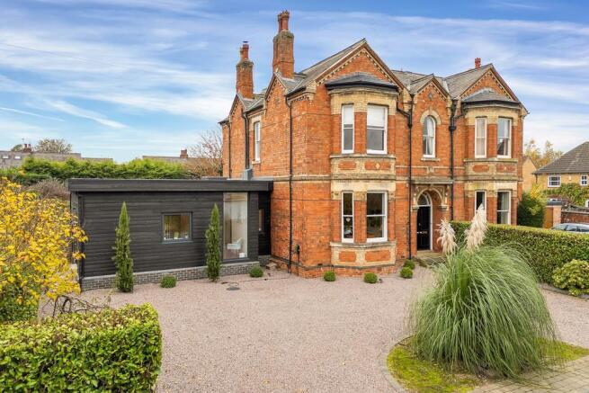 4 bed property, in The Avenue, £695,000