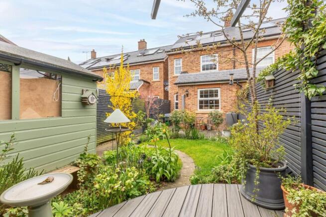 3 bed property, in Jubilee Gardens, £575,000