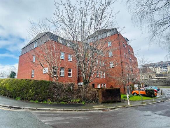 2 bed property, in Alma Court, £395,000