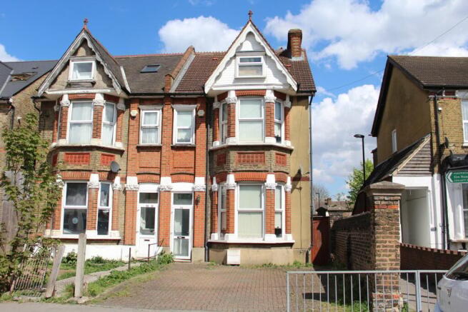 4 bed property, in Bensham Manor Road, £625,000