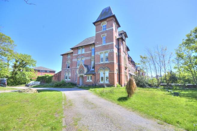 1 bed property, in Blundellsands Road West, £150,000