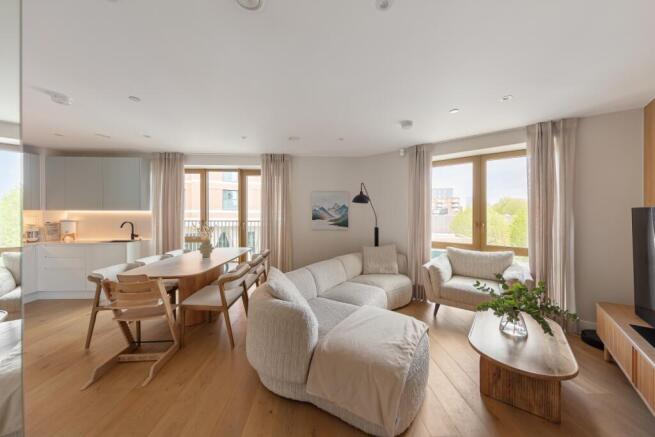 2 bed property, in Lily House, £550,000