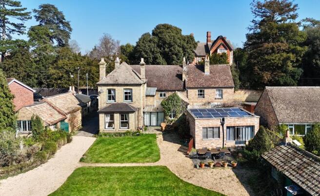 7 bed property, in High Street, £1,500,000