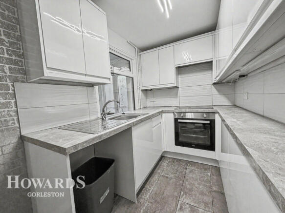 2 bed property, in Pier Road, £130,000
