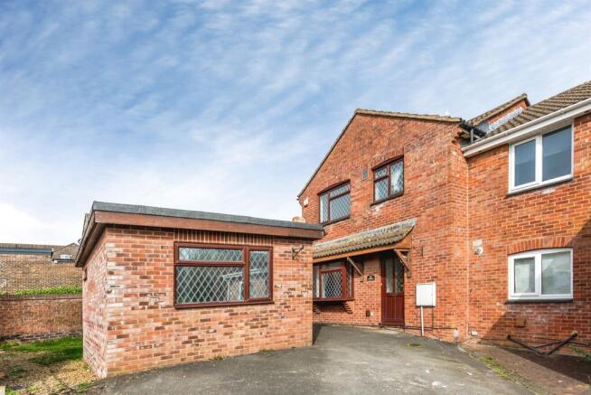4 bed property, in Castlefield Close, £325,000