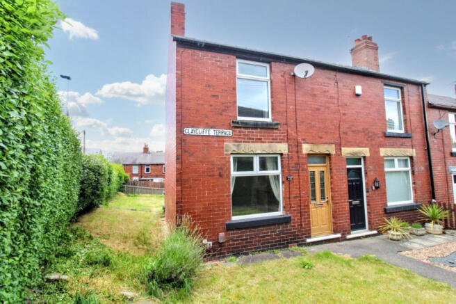 2 bed property, in Claycliffe Terrace, £125,000
