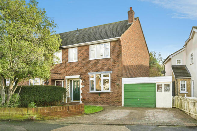 3 bed property, in Cromwell Road, £550,000