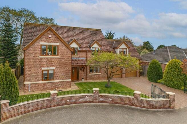 4 bed property, in Oaklands Drive, £600,000