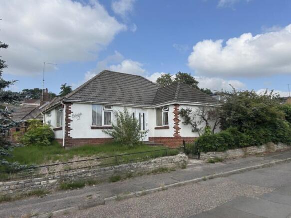 3 bed property, in Hythe Road, £315,000