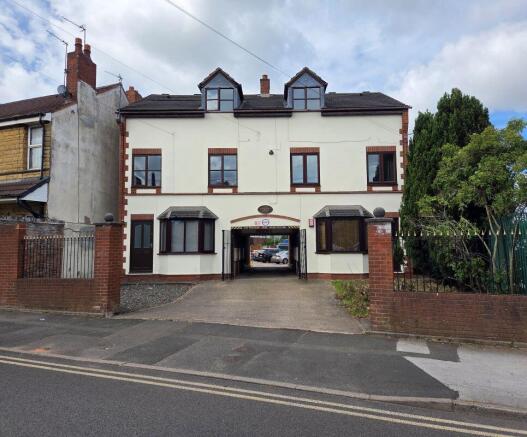 2 bed property, in Flat 4 Kings Hill Mews, £55,000