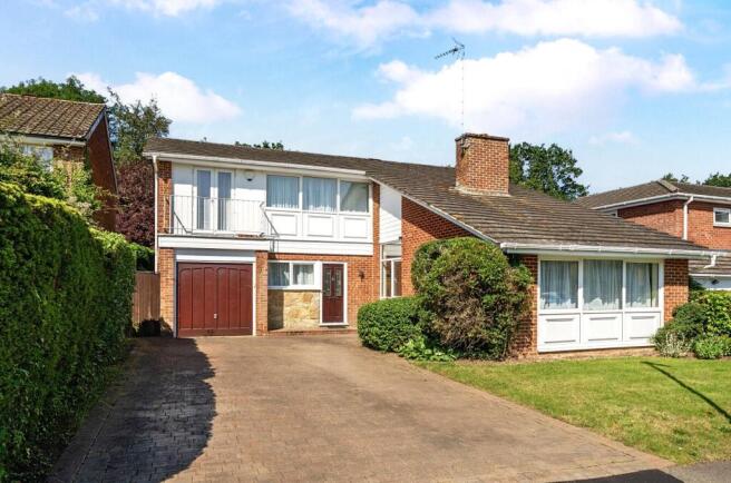 4 bed property, in Cranleigh, £725,000