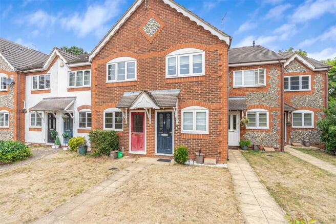 2 bed property, in Parish Close, £399,000
