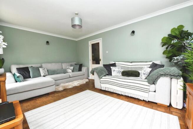 3 bed property, in Roslings Close, £340,000