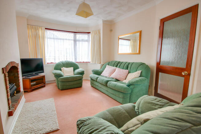 3 bed property, in SHOLING! NO FORWARD CHAIN! POTENTIAL TO IMPROVE!, £260,000
