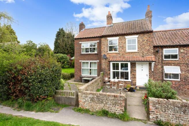 2 bed property, in Main Street, £325,000