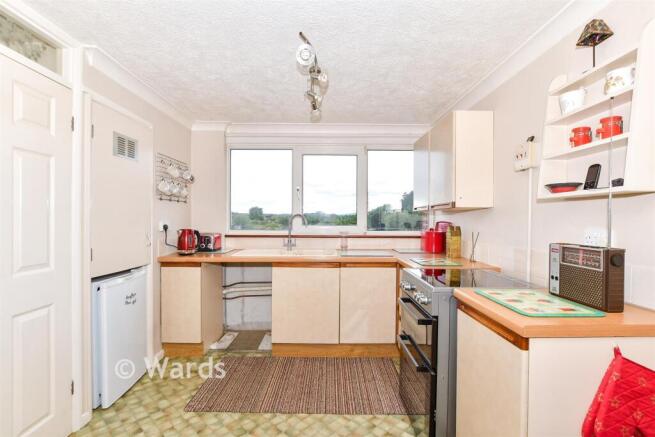 3 bed property, in Kingfisher Road, £290,000