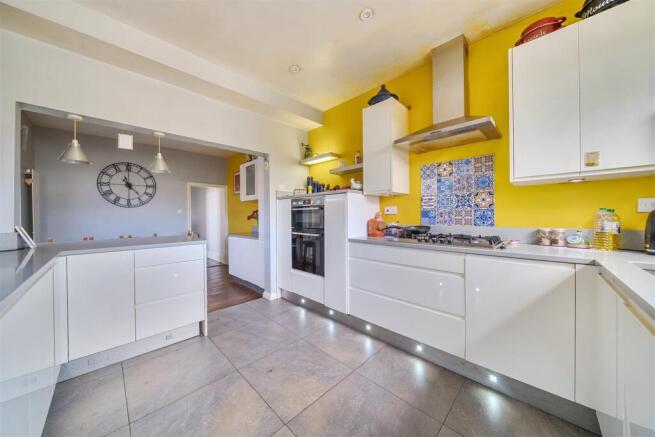4 bed property, in Elmhurst Road, £325,000