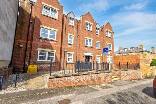 1 bed property, in Apartment 4 Gatcombe Court, £50,000