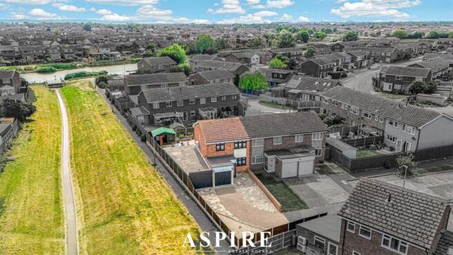3 bed property, in Norfolk Close, £375,000