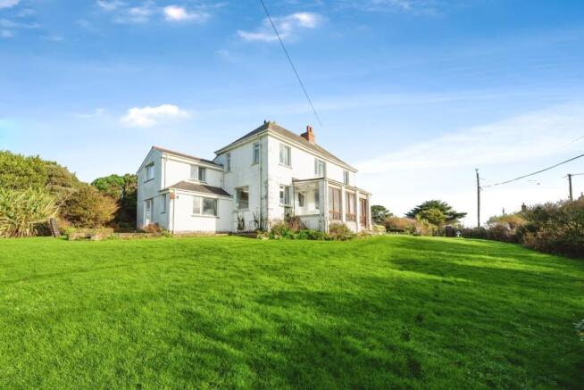 5 bed property, in Porthcothan Bay, £850,000