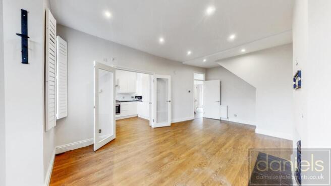 3 bed property, in Melrose Avenue, £450,000