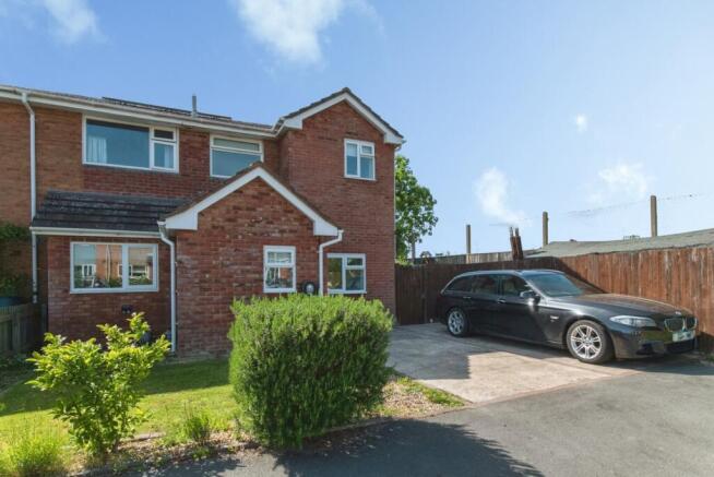 5 bed property, in Warwick Close, £350,000