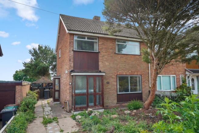 3 bed property, in Charlton Close, £145,000
