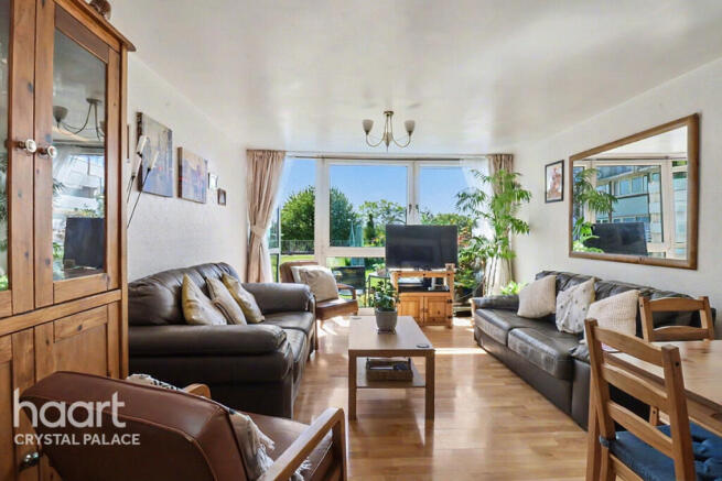 2 bed property, in Sylvan Road, £300,000
