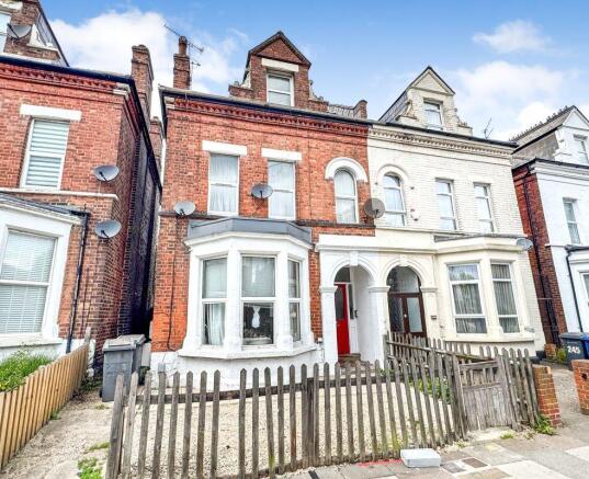 2 bed property, in 243(D) Ballards Lane, £195,000