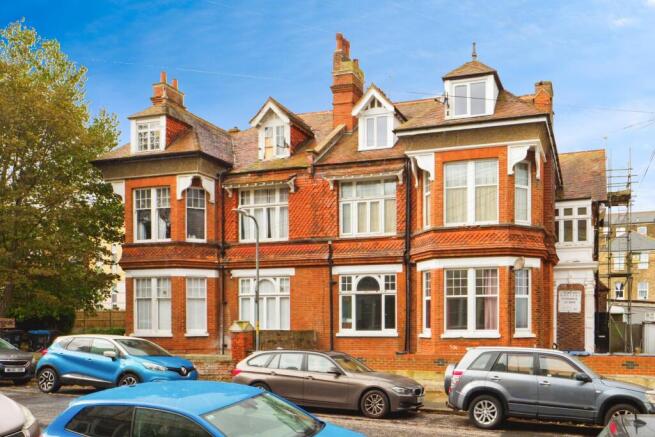 2 bed property, in Second Avenue, £249,995