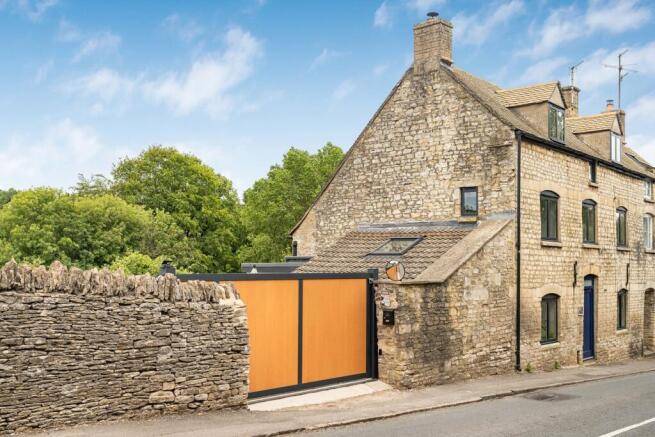 4 bed property, in Hampton Hill, £550,000