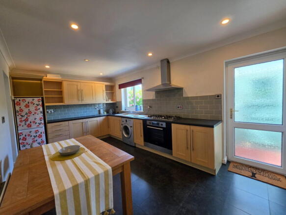 2 bed property, in The Oaks, £215,000