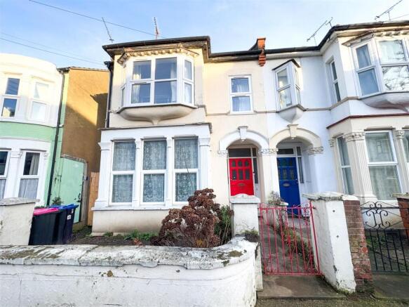 2 bed property, in Brightwell Avenue, £220,000