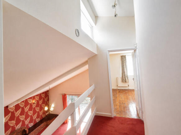 2 bed property, in Appletree Walk, £280,000