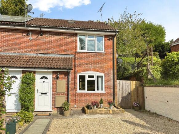 2 bed property, in Butlers Court, £260,000