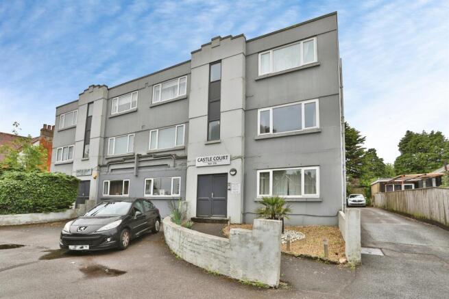 2 bed property, in Castle Lane East, £180,000