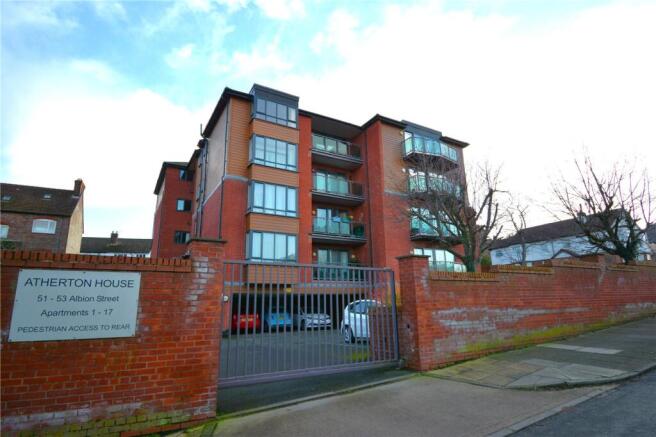 1 bed property, in Albion Street, £140,000