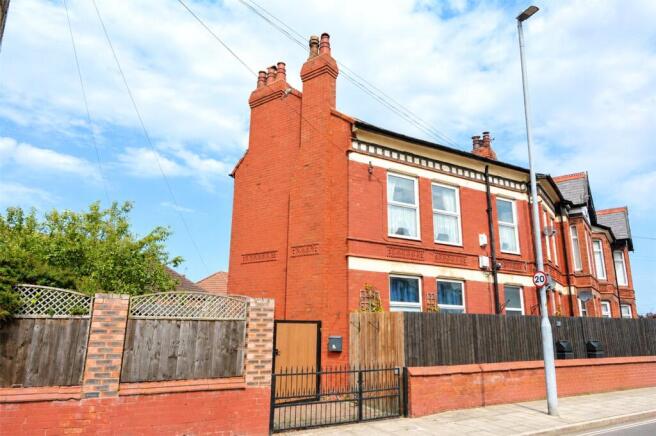 2 bed property, in Hamilton Road, £180,000