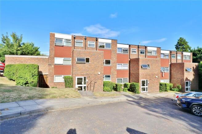 2 bed property, in Woodlands Court, £180,000