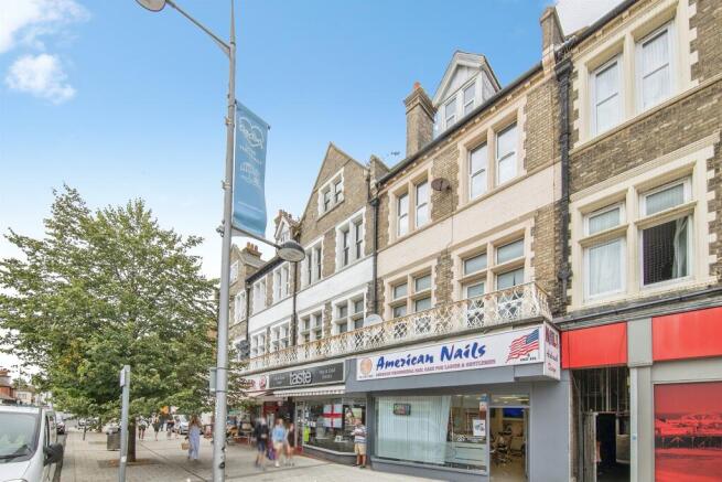 1 bed property, in West Avenue, £70,000