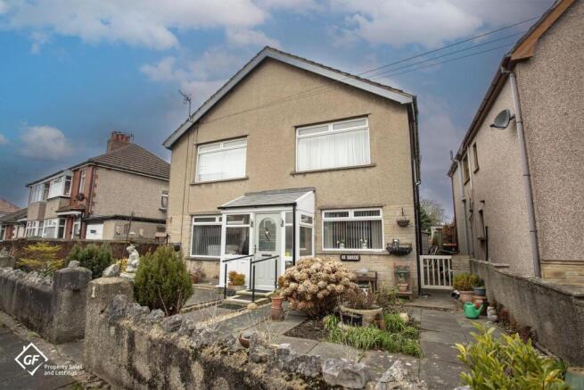 2 bed property, in Endcliffe Road, £180,000