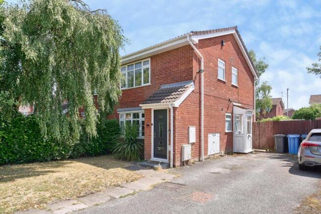 1 bed property, in Crowland Avenue, £120,000