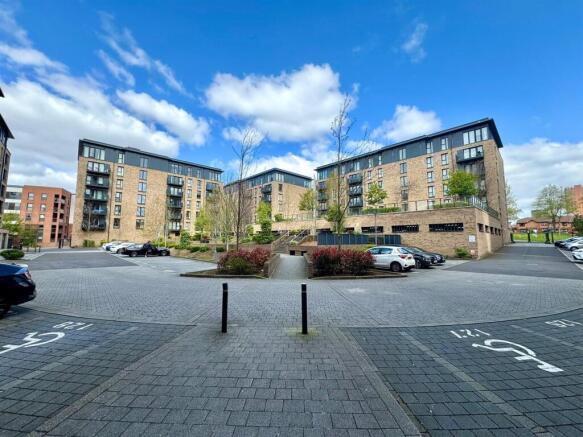 1 bed property, in Lexington Gardens, £160,000