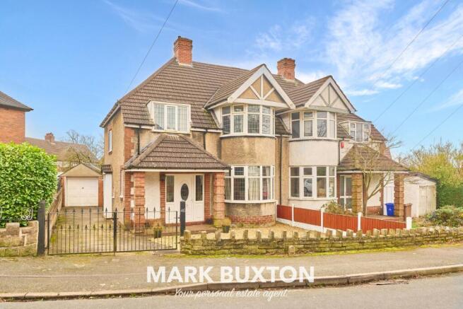 3 bed property, in Kingsfield Oval, £275,000